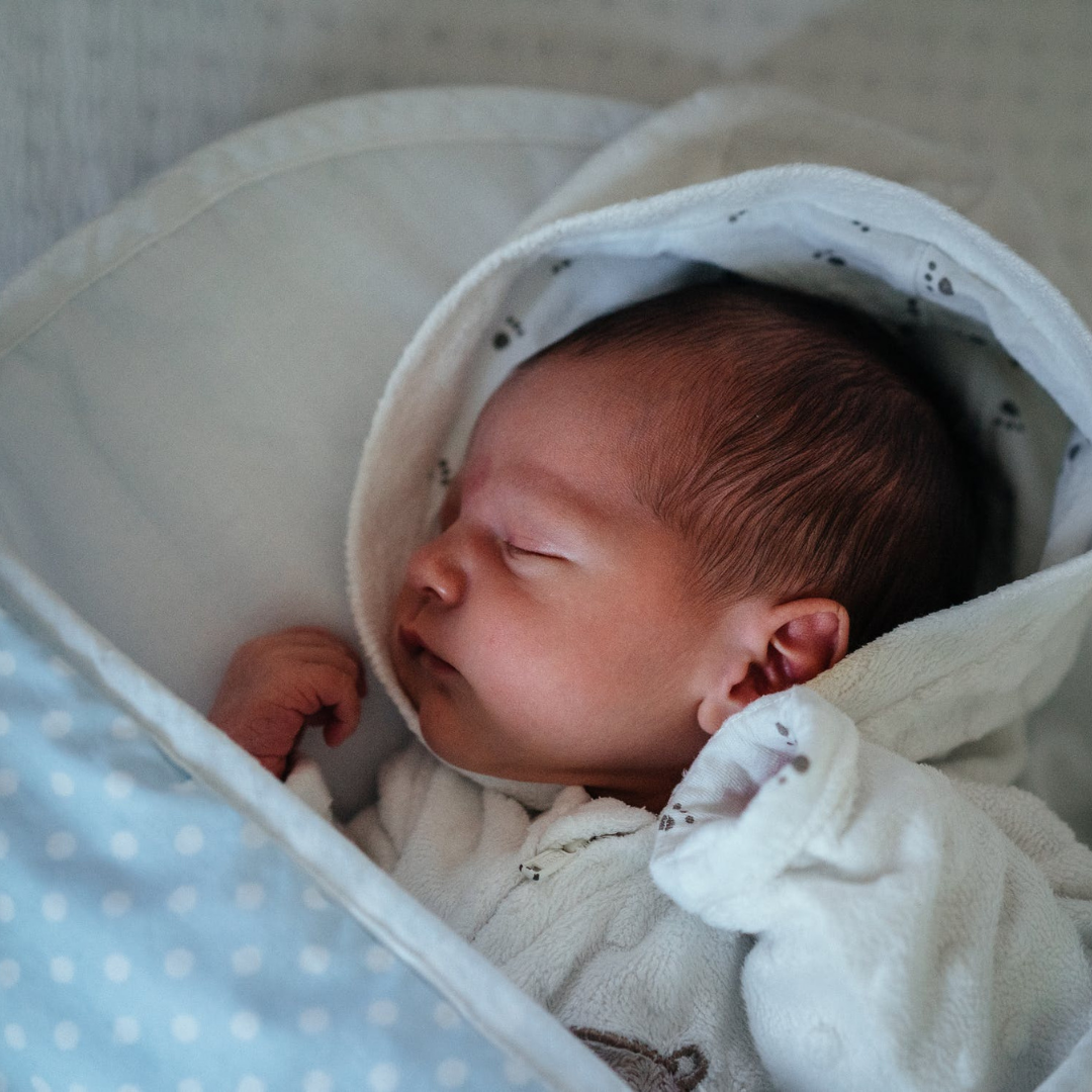 Il sacco nanna per neonati: cos'è, come si usa e i vantaggi